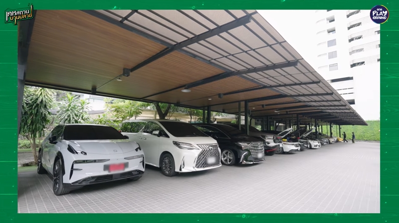 บ้าน ดิว วีรวัฒน์ โรงจอดรถ