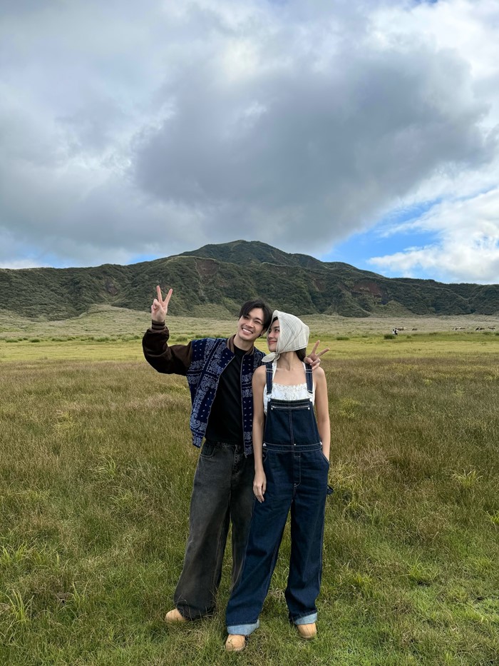 ปราง กัญญ์ณรัณ จูงมือ โอบ โอบนิธิ เที่ยวทุ่งหญ้ากลายเป็นสีชมพู 