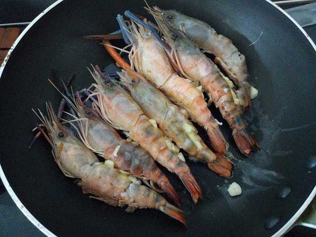 กุ้งอบเนยกระเทียม