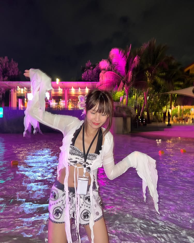 นารา เทพนุภา สดใสซาบซ่ากับทูพีซสุดละมุน