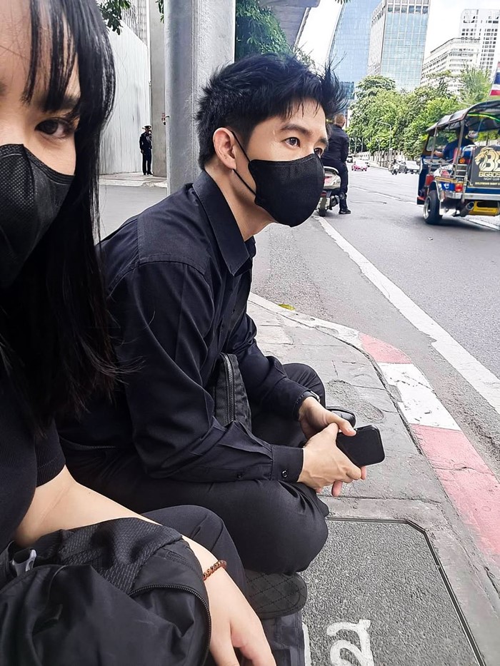 ดาราเฝ้าส่งเสด็จและร่วมถวายความอาลัย สมเด็จพระพันปีหลวง จาก รพ. จุฬาฯ ถึงพระบรมมหาราชวัง 