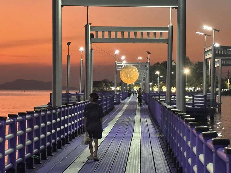 สะพานลอยน้ำสีม่วง ศรีราชา