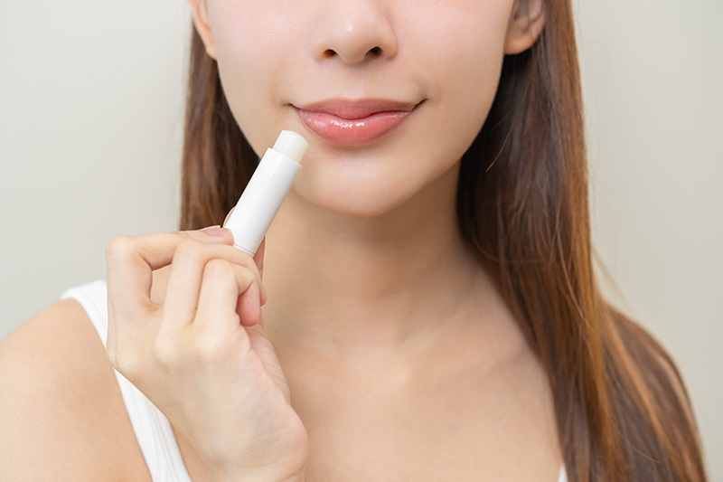 ลิปมันยี่ห้อไหนดี 2025 แนะนำ 10 ลิปบาล์มบำรุงปากให้นุ่มชุ่มชื้น บอกลาความแห้งลอก