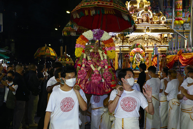 การแห่พระแม่อุมาเทวีออกจากวัดแขกเพื่ออัญเชิญไปยังขบวนราชรถ