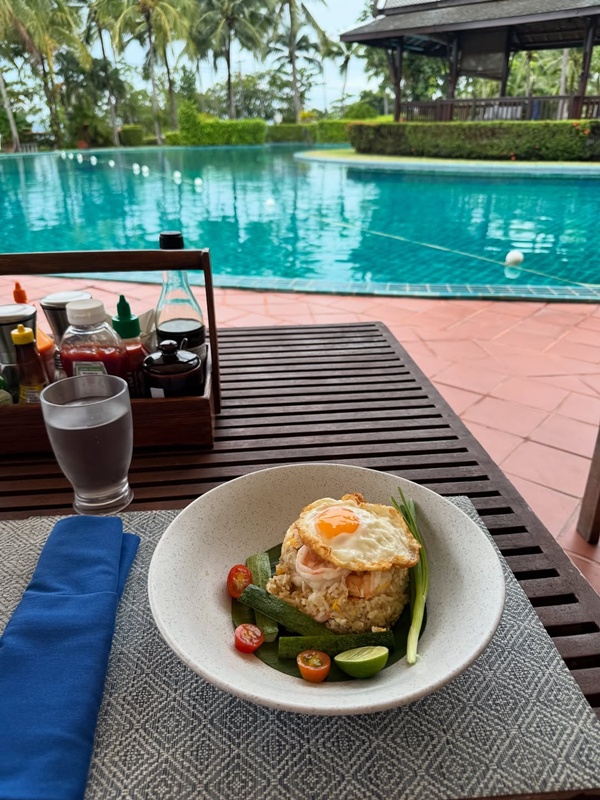 เอวา ปวรวรรณ โพสต์ภาพพักผ่อนที่โรงแรมหรูกระบี่ คนโฟกัสชุดชมพูสุดแซ่บ