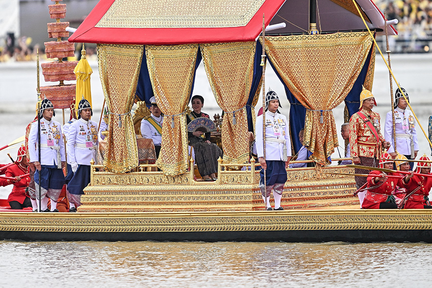 ประมวลภาพในหลวง พระราชินี เสด็จพระราชดำเนินโดยขบวนพยุหยาตราทางชลมารค