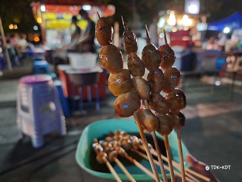ลูกชิ้นหมูปิ้งช้างเผือก