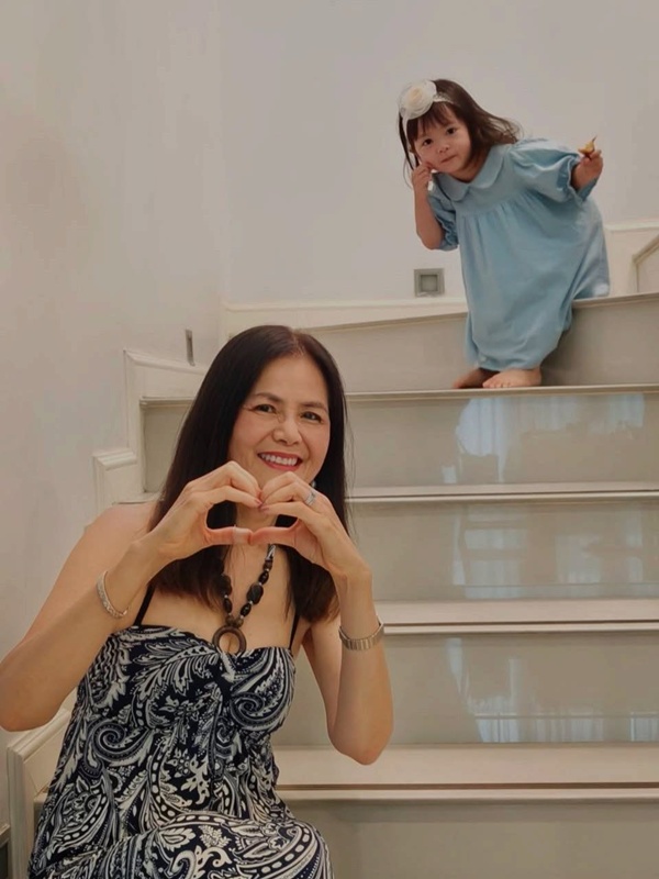 ภาพคุณย่าแหม่ม พลอยไพลิน แม่ของ เวียร์ ศุกลวัฒน์ - น้องวิริน 