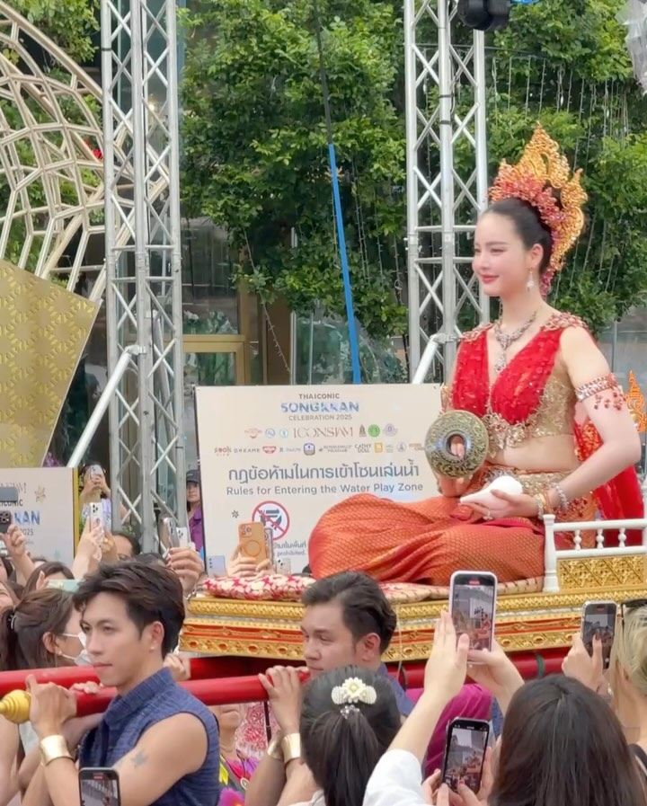 โบว์ เมลดา สวมชุดไทย ร่วมขบวนแห่นางสงกรานต์