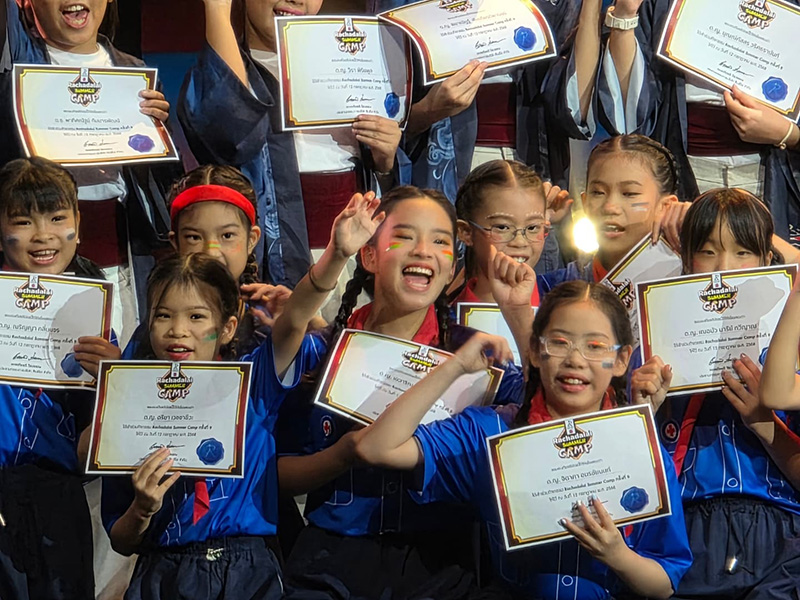 แอฟ สงกรานต์ พร้อมหน้าเชียร์ น้องปีใหม่