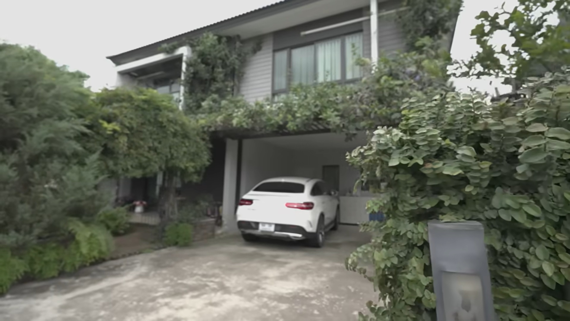 คุณยายหนิง แม่ชมพู่ 