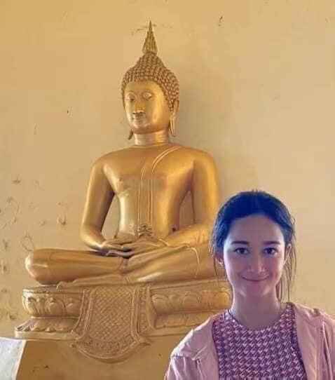 ถ่ายรูปกับพระพุทธรูป