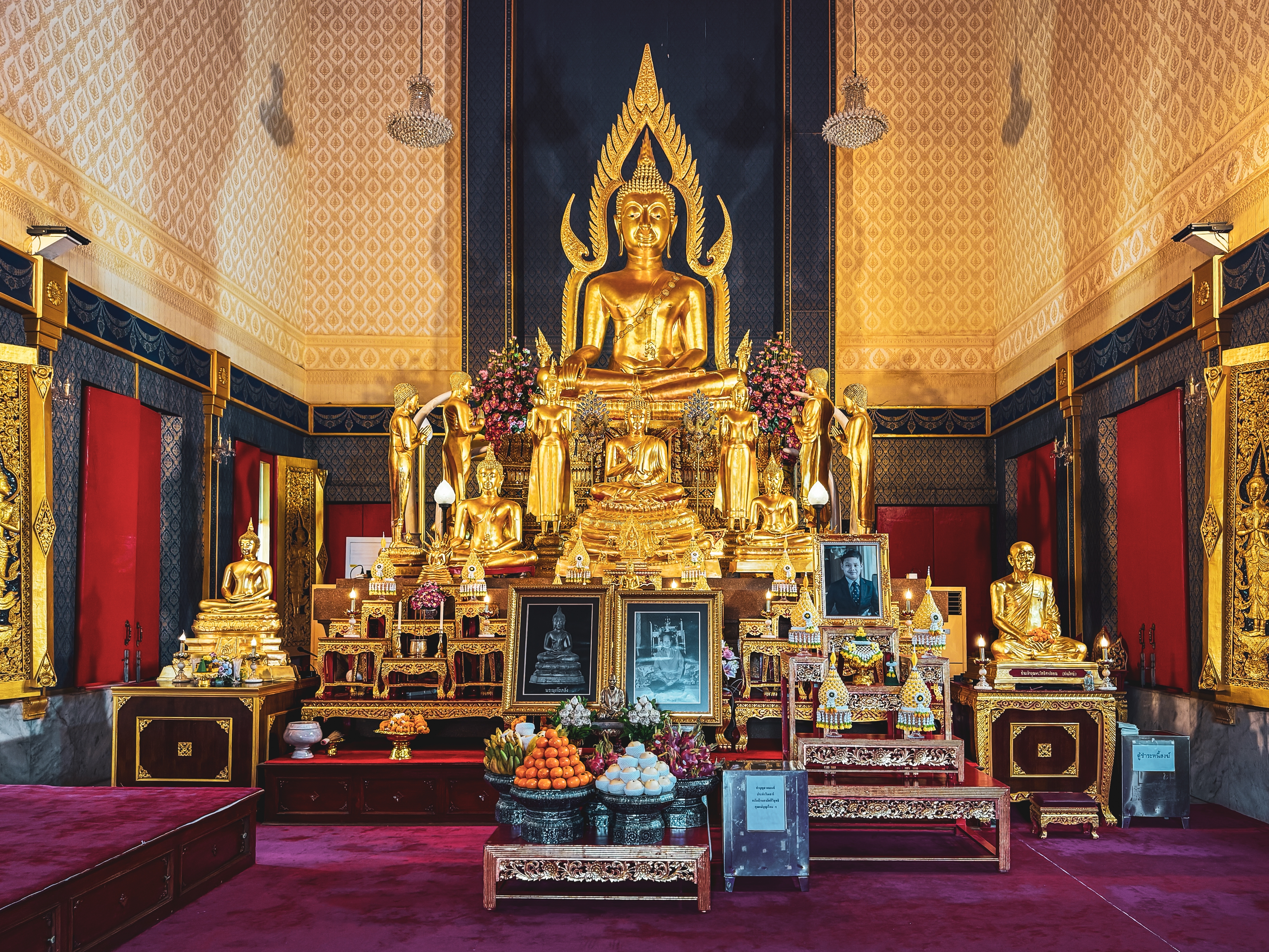 วัดอาวุธวิกสิตาราม พระประธาน