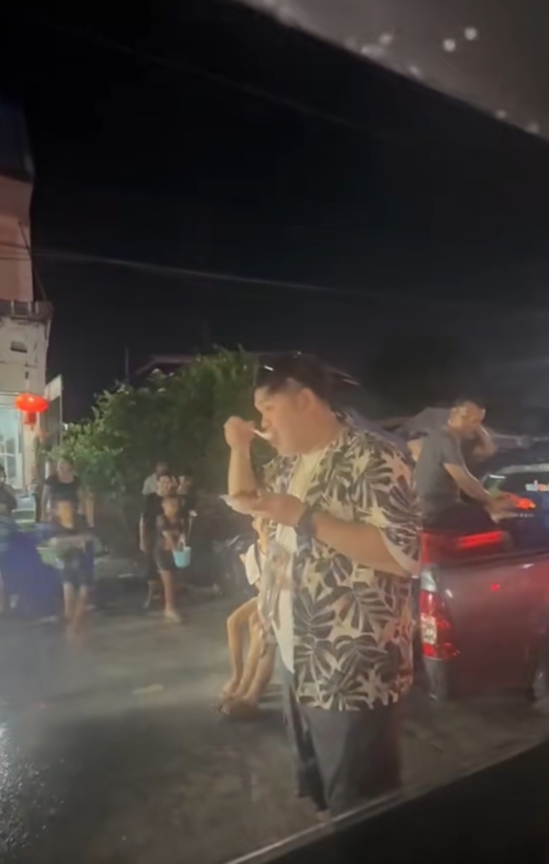 ป้อนข้าวเด็ก