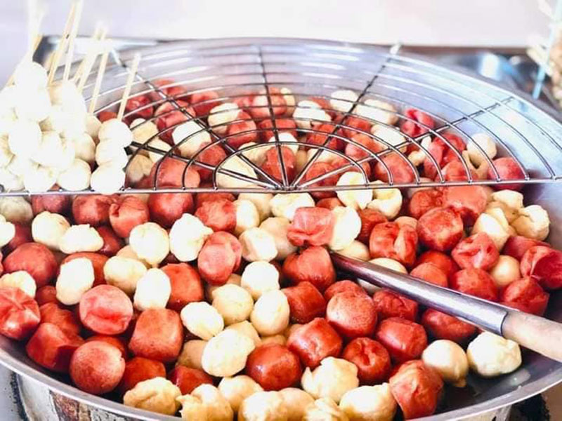 ลูกชิ้นยืนกิน