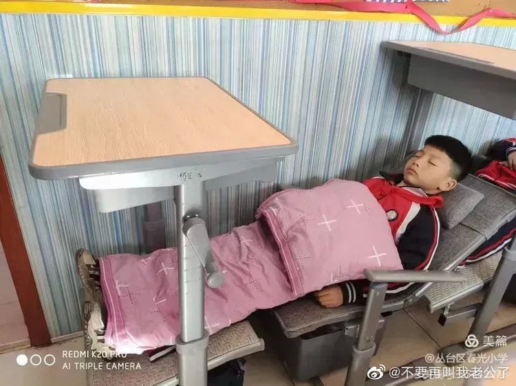 โต๊ะนักเรียน