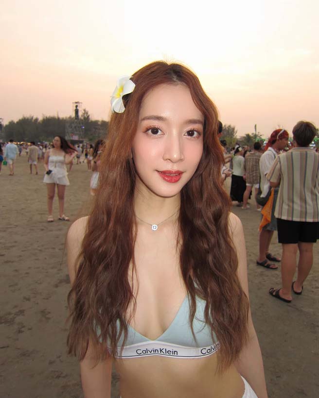 ชิงชิง คริษฐา นางเอกวิกหมอชิต แจกความสดใส ริมทะเล