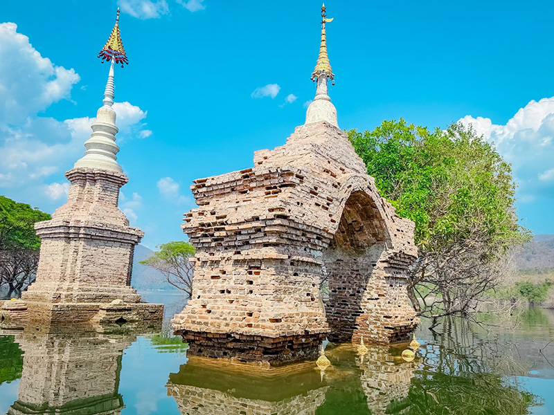 วัดบ้านเก่าจมน้ำ ชมต้นฉำฉากลางน้ำ ลำพูน