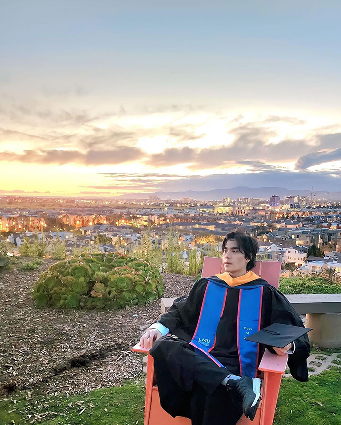 เอม สรรเพชญ์ ลูกชาย ดู๋ สัญญา สวมชุดครุยเรียนจบจากสหรัฐอเมริกา