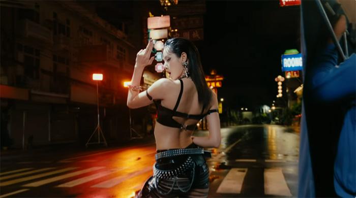 ลิซ่า ชุดใน ROCKSTAR