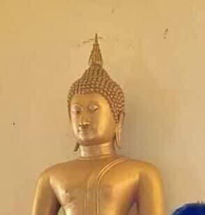 ถ่ายรูปกับพระพุทธรูป