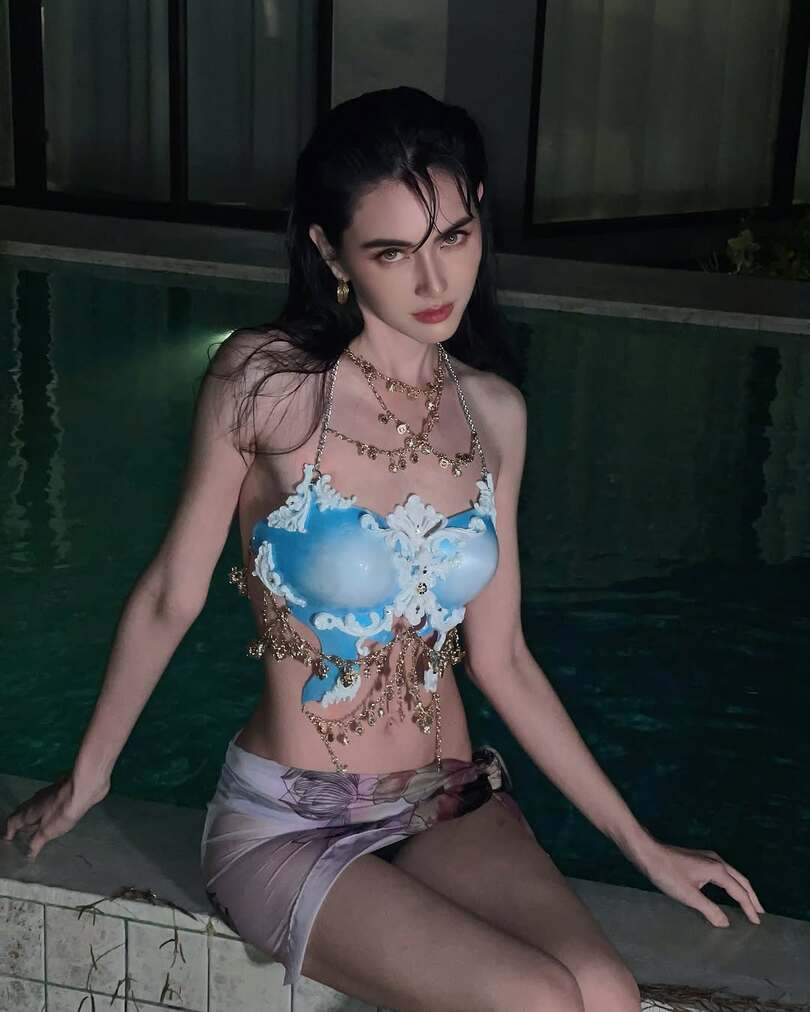 ใหม่ ดาวิกา โชว์หุ่นสวยสับเอวเอส ริมทะเล ด้วยบิกินี่
