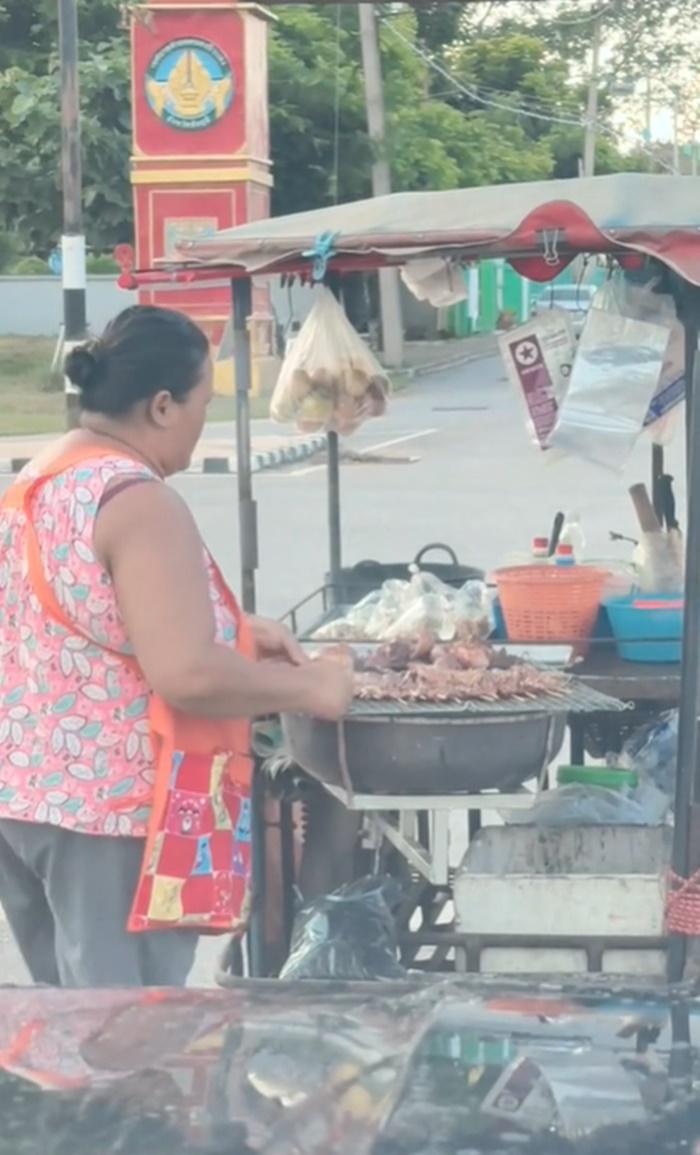 แม่ค้าหมูปิ้ง