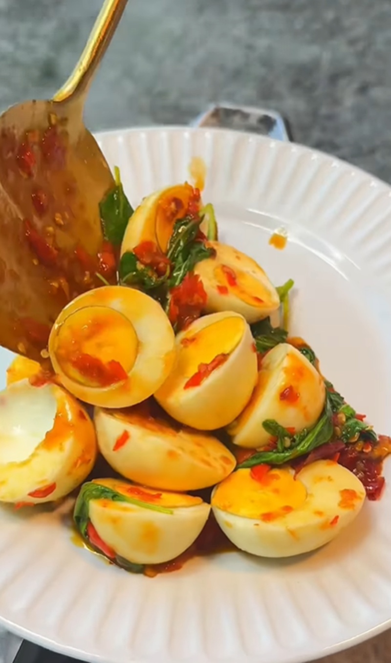 กะเพราไข่ต้ม