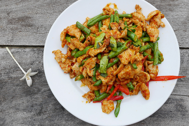 ไก่ผัดพริกแกงถั่วฝักยาว