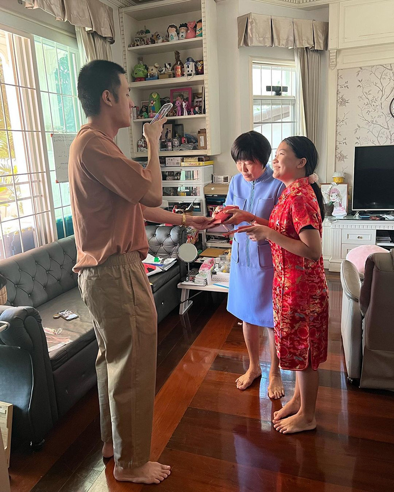 หน่อง ธนา มอบอั่งเปาให้แม่