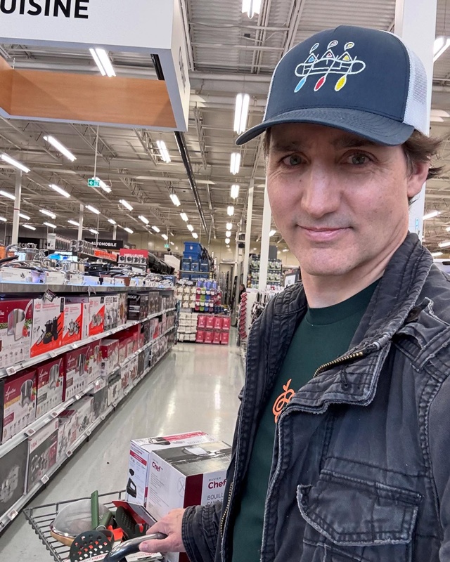 เคที เพอร์รี่ โชว์สวีต จัสติน ทรูโด กลางทะเล