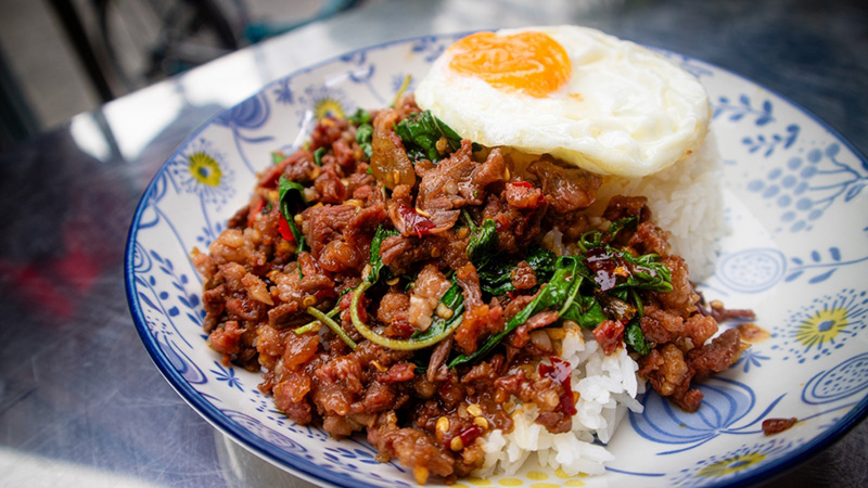 ผัดกะเพรา เมนูอาหารไทย อร่อยติดอันดับโลก ปี 2025 จาก TasteAtlas Awards