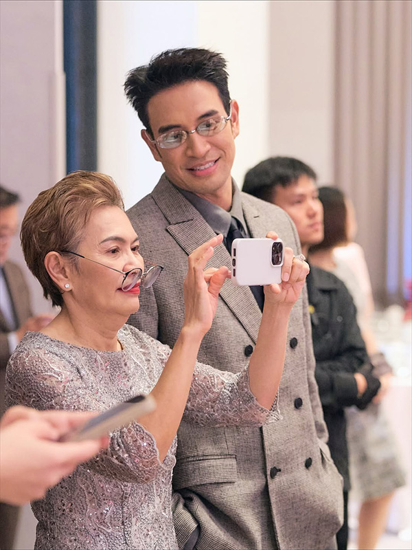 เปิดภาพ เกรท วรินทร ควงพ่อแม่ร่วมงานแต่ง