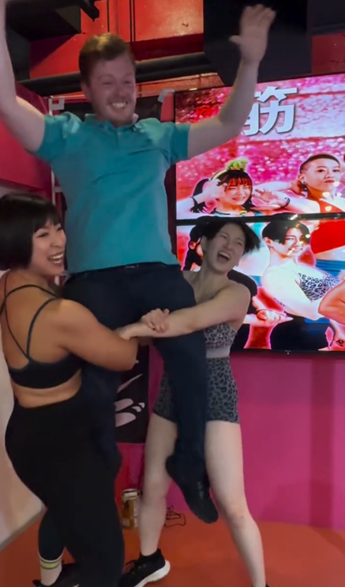 บาร์สาวนักกล้าม