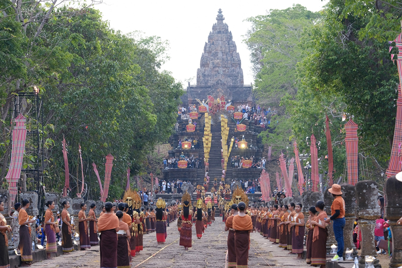 ขบวนแห่สุดตระการตาในงานประเพณีขึ้นเขาพนมรุ้ง
