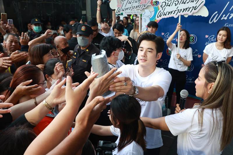 มาริโอ้ เมาเร่อ ละคร ในวันที่ฝนพร่างพราย แจกเสื้อกันฝน