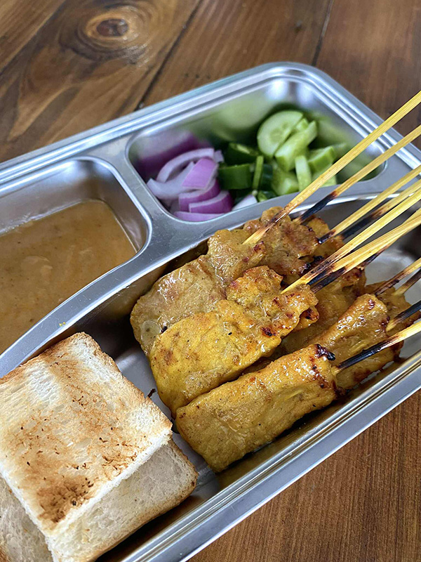 ร้านอาหารซอยลาซาล-แบริ่ง เนื้อตุ๋น ก๋วยเตี๋ยวไทยโบราณแม่พลอย