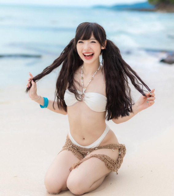 พลอยชมพู ชุดว่ายน้ำ