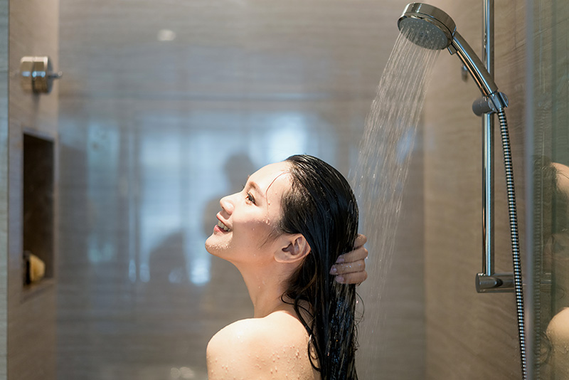 สระผมด้วยน้ำเย็น หรือน้ำอุ่น แบบไหนดีต่อสุขภาพของเส้นผมที่สุด