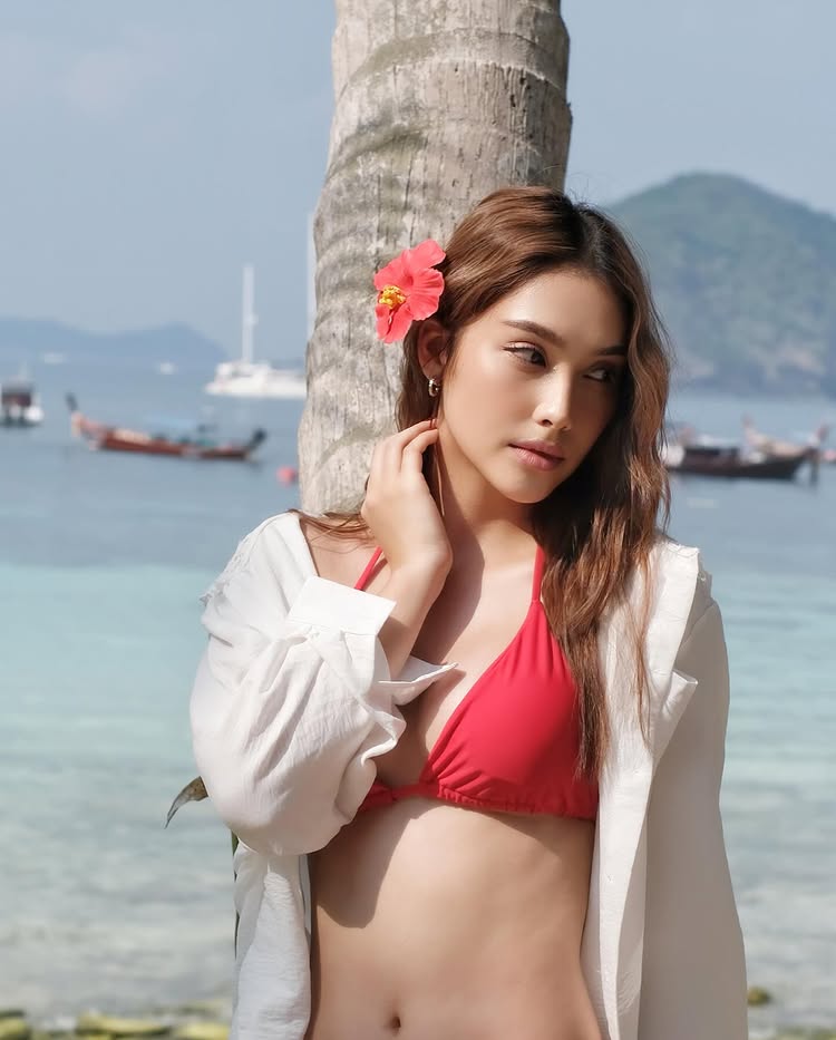 ฮาน่า ลีวิส สาดซีนแซ่บ อวดหุ่นเผ็ดไฟลุก ด้วยชุดบิกินี่สีแดงสด