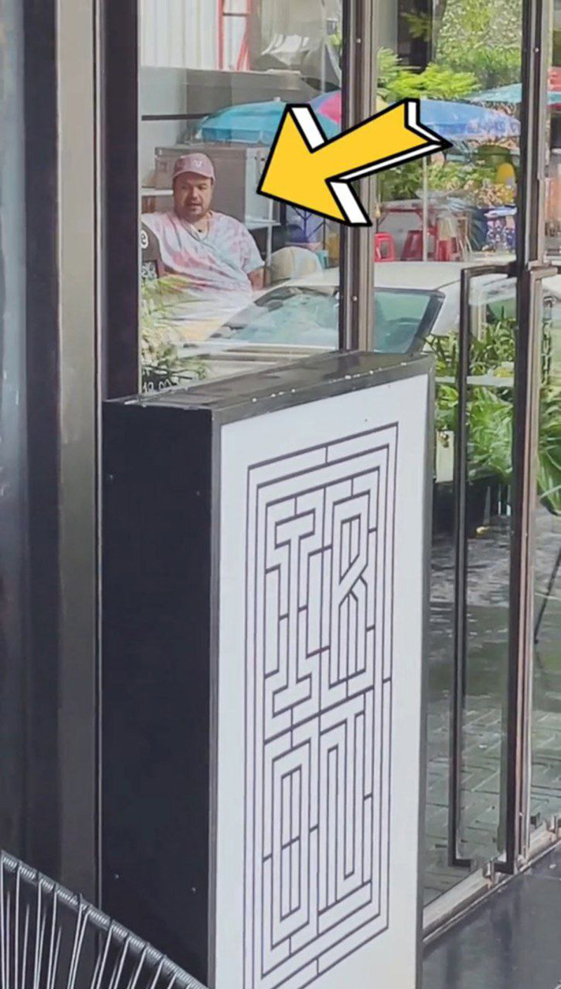 ฝรั่งมึน โดนไล่นั่งนอกร้านเพราะยูทูบเบอร์ไทย