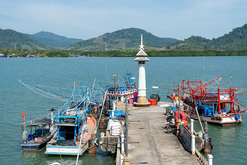 ท่าเทียบเรือบ้านสลักเพชร