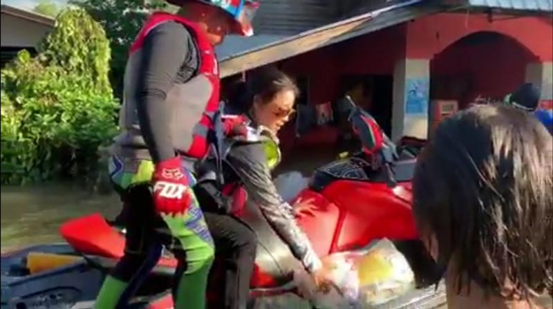 ครอบครัว เปิ้ล นาคร ช่วย น้ำท่วมอุบลฯ