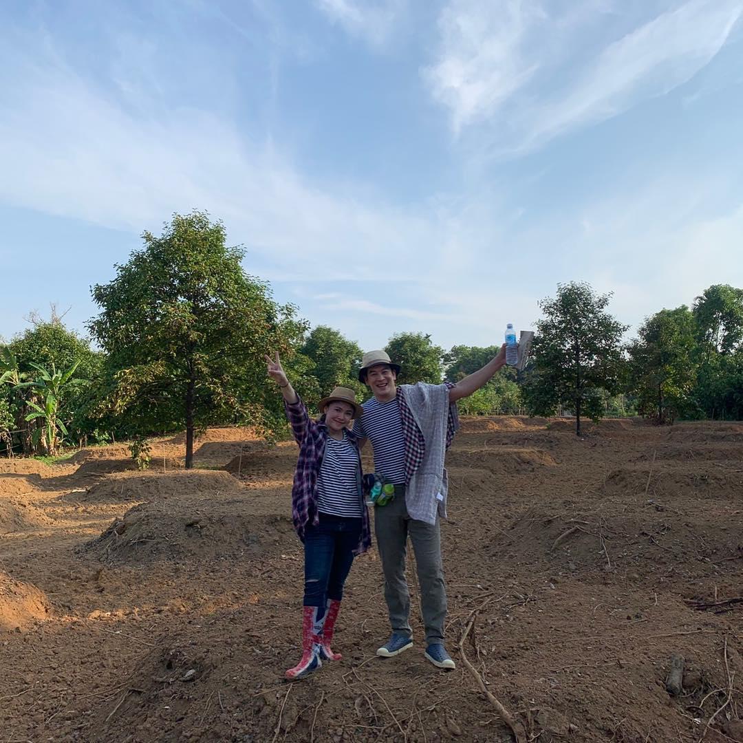 ชาคริต แย้มนาม