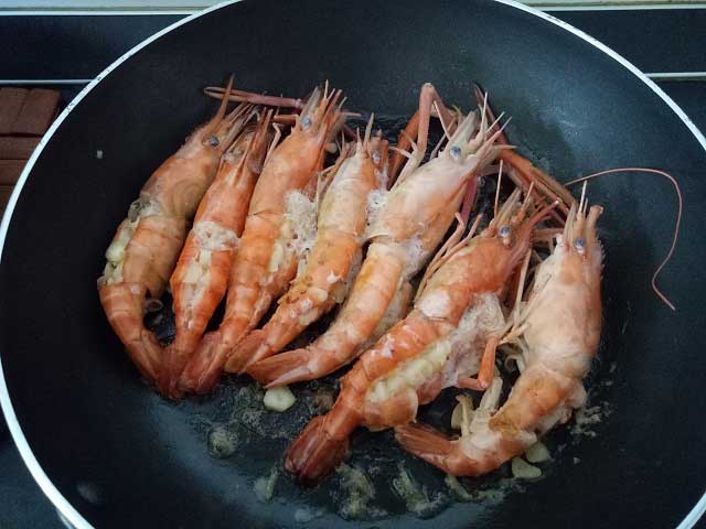 กุ้งอบเนยกระเทียม