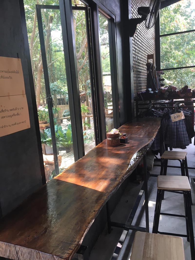 คาเฟ่ในสวนยาง