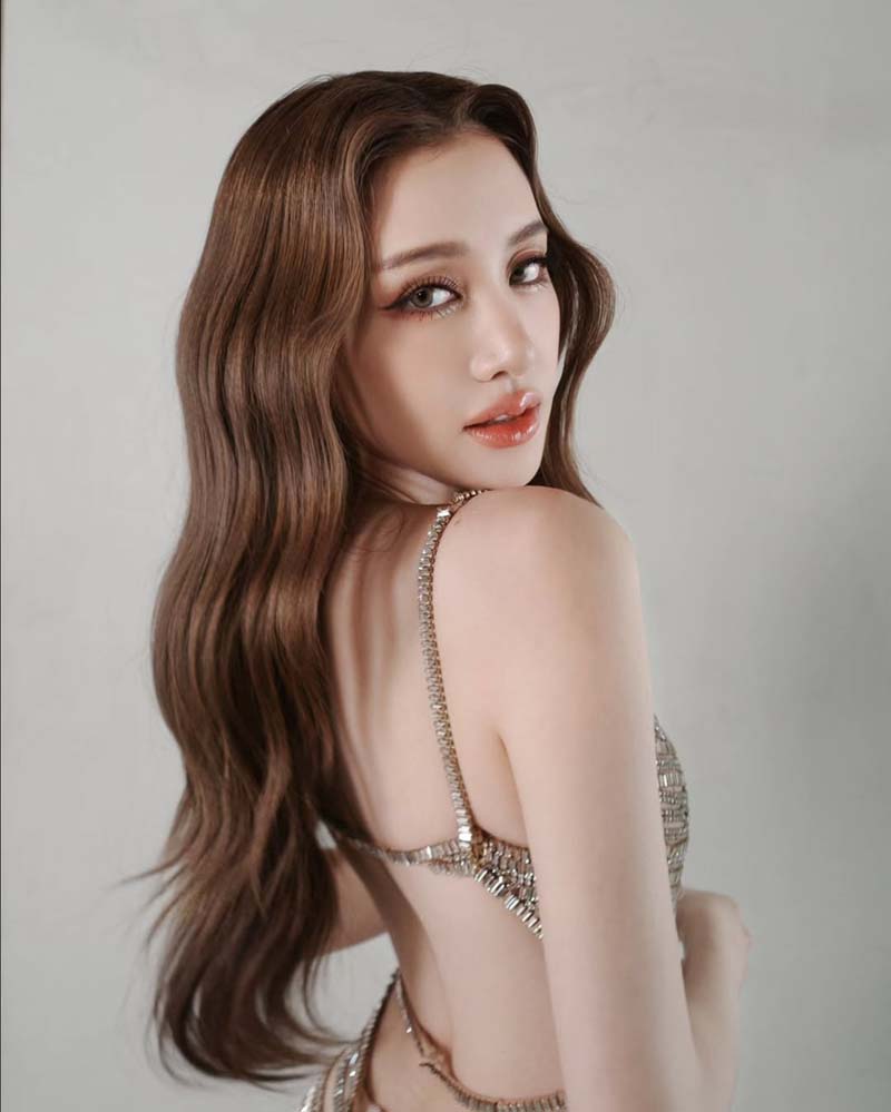 พิม พิมประภา นุ่งสายเดี่ยวกระโปรงสั้นวิบวับ ลุคนี้สวยฉ่ำแบบตะโกน