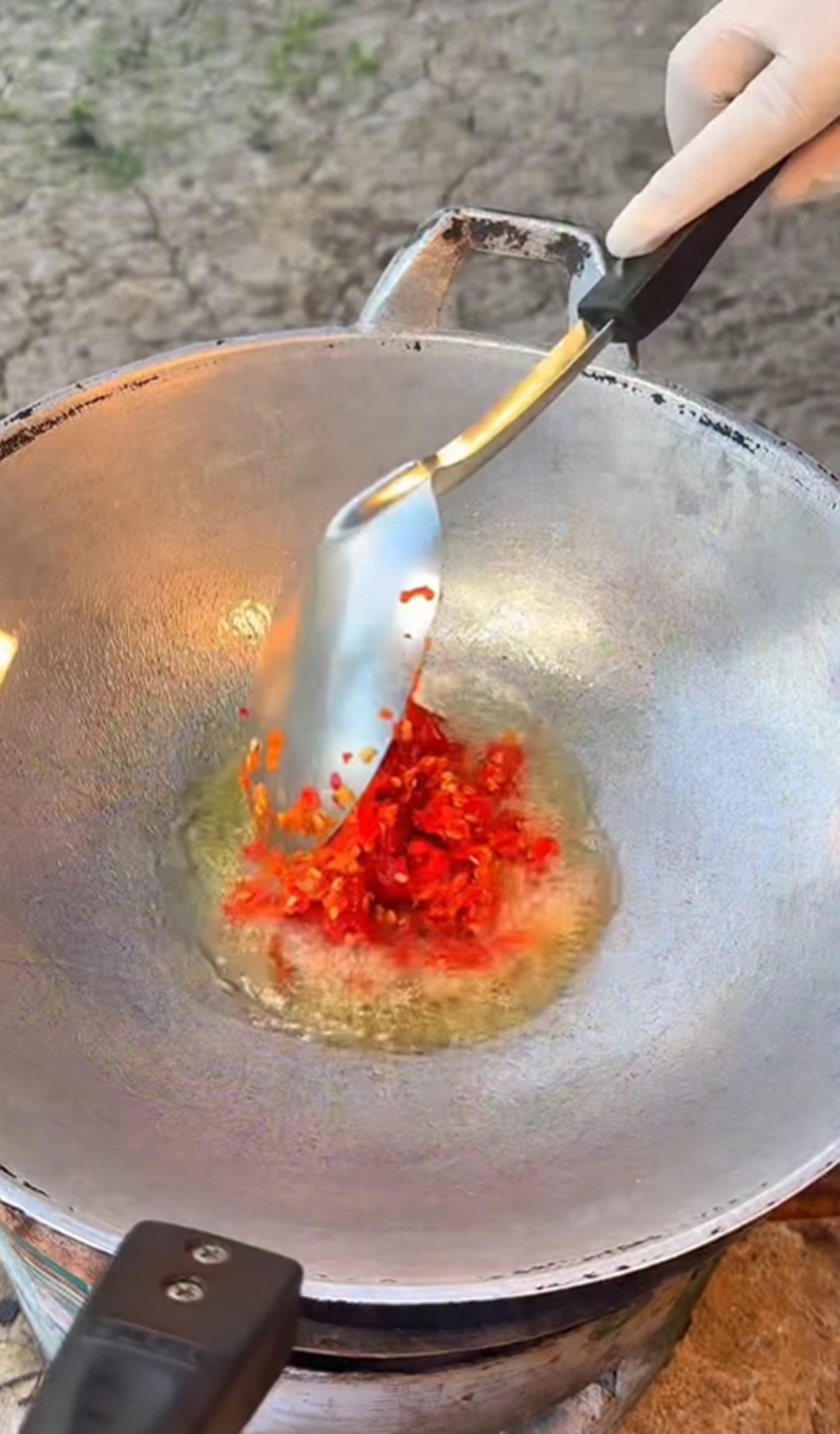 กะเพราไข่ต้ม