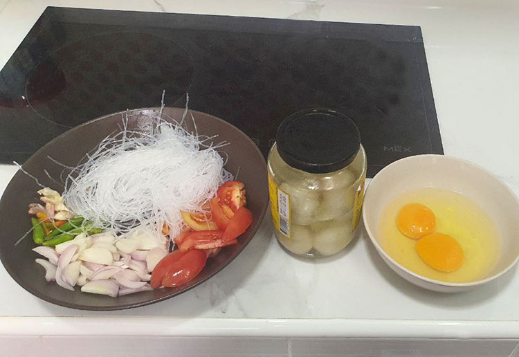วัตถุดิบเมนูผัดวุ้นเส้นชะอมไข่