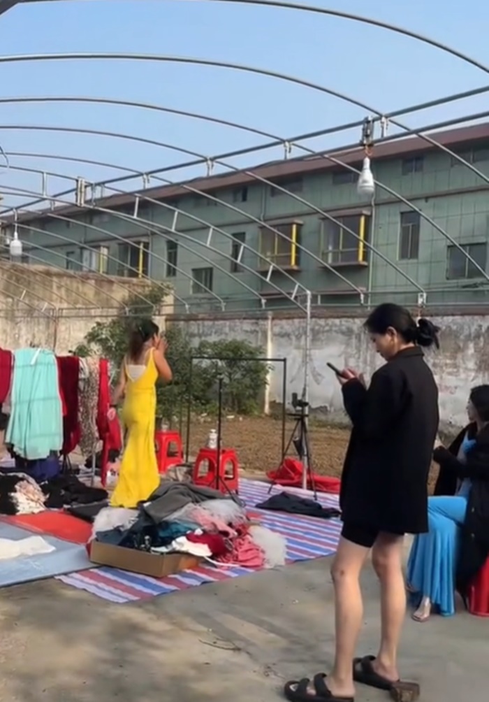 ไลฟ์ขายเสื้อผ้า